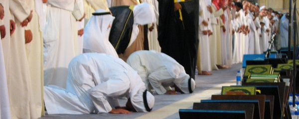 라마단 기간 중 특별 심야 기도에 참여중인 쿠웨이트 무슬림 ⓒ김동문
